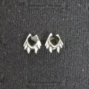 black heart stud e208