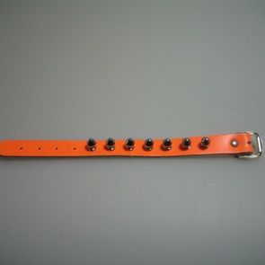 armband leer oranje 1 rij spikes 