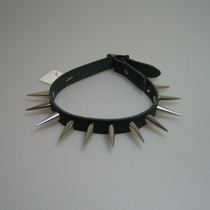 halsband leer 1 rij cones middel 