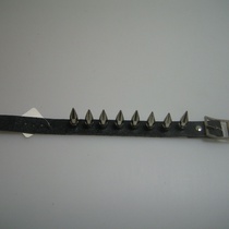 armband leer 1 rij spikes middel