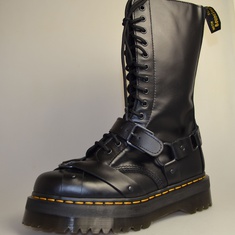 dr martens 1914 quad harness zwart