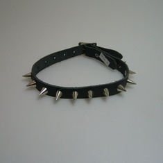 halsband leer 1 rij cones klein